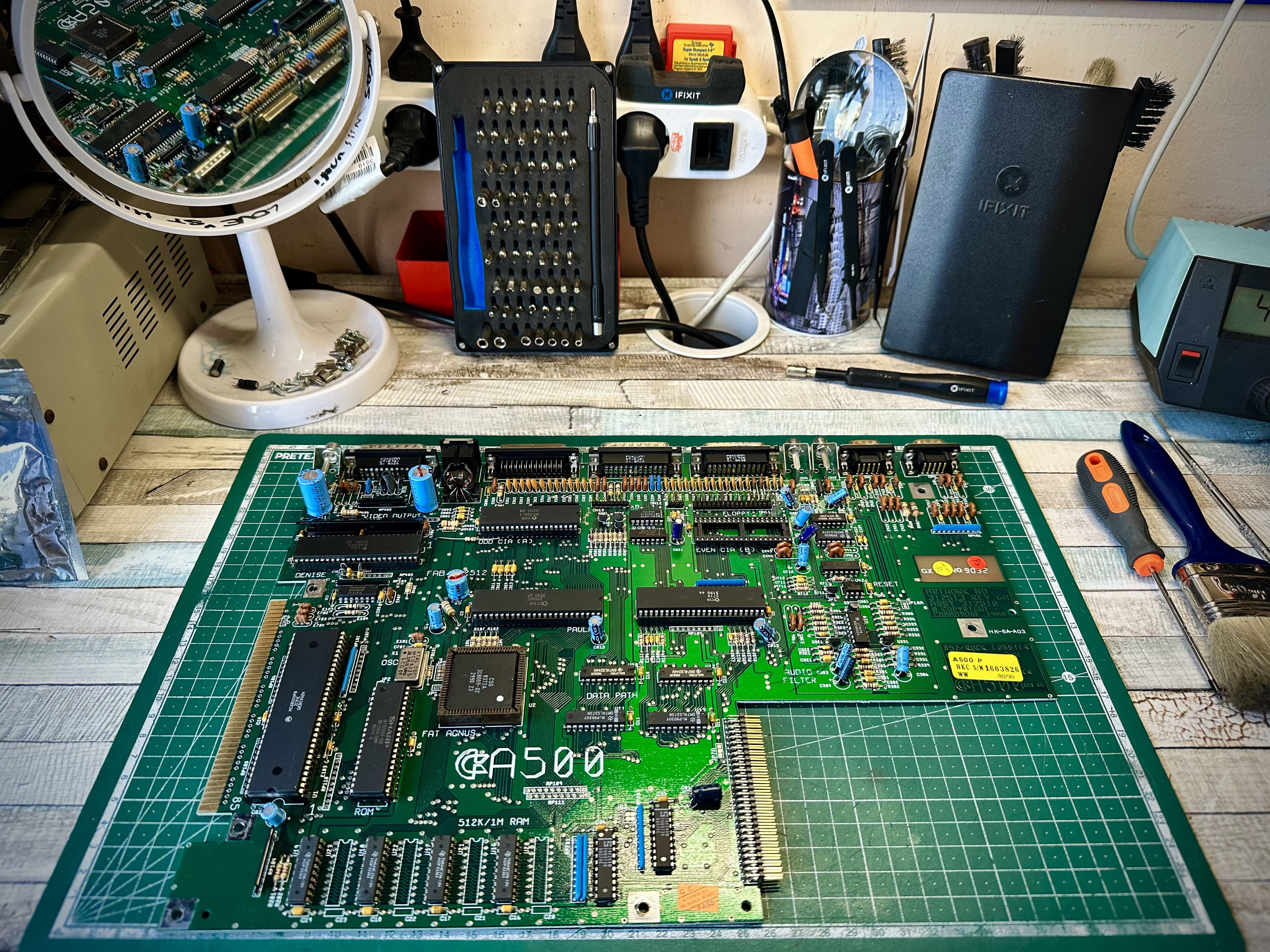 Scheda madre Amiga 500 completamente estratta su tappetino antistatico